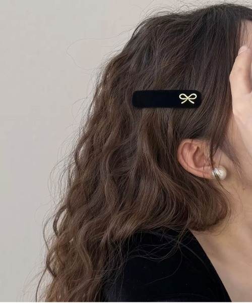 ammy.(エイミードット)の「【 ammy. / エイミードット 】 ゴールド リボン ベロア ヘアピン / ヘアアクセ(ヘアピン・レディース・ブラック/レッド系/レッド/ブラック系・FREE)」の7枚目の写真