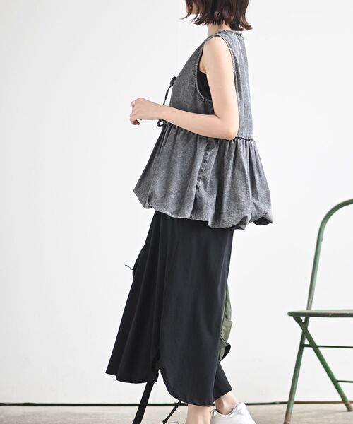 rps(アールピーエス)の「裾バルーン前リボンデニムベスト(ベスト・レディース・ブラック/サックスブルー/ブルー・フリー)」の5枚目の写真