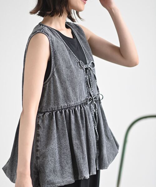 rps(アールピーエス)の「裾バルーン前リボンデニムベスト(ベスト・レディース・ブラック/サックスブルー/ブルー・フリー)」の10枚目の写真