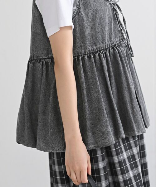 rps(アールピーエス)の「裾バルーン前リボンデニムベスト(ベスト・レディース・ブラック/サックスブルー/ブルー・フリー)」の11枚目の写真