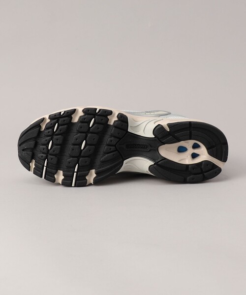 NEW BALANCE(ニューバランス)の「New Balance(ニューバランス)MR530(WEB限定サイズ)(スニーカー・レディース・ホワイト/ライトグレー/シルバー・23cm/23.5cm/22.5cm/24cm/24.5cm/25cm)」の6枚目の写真