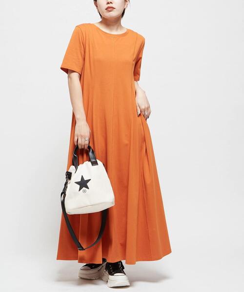 CONVERSE TOKYO(コンバーストウキョウ)の「BACK OPEN FLARE DRESS(ワンピース・レディース・ブラック/オレンジ/ブラウン・FREE)」の4枚目の写真