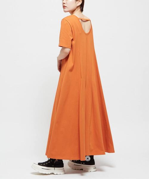 CONVERSE TOKYO(コンバーストウキョウ)の「BACK OPEN FLARE DRESS(ワンピース・レディース・ブラック/オレンジ/ブラウン・FREE)」の5枚目の写真