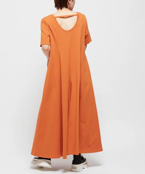 CONVERSE TOKYO(コンバーストウキョウ)の「BACK OPEN FLARE DRESS(ワンピース・レディース・ブラック/オレンジ/ブラウン・FREE)」の6枚目の写真