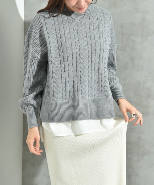 INTERPLANET（インタープラネット）の「ケーブル柄裾異素材ドッキングクルーネックプルオーバー（ニット/セーター・レディース・グレー/ブラック/レッド/ブルー・FREE）」の15枚目の写真