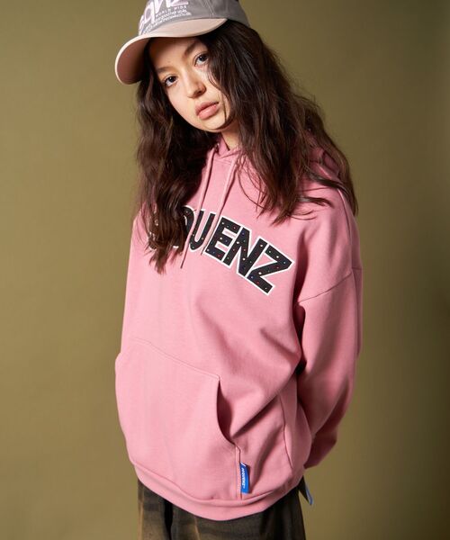 SEQUENZ（シークエンズ）の「【SEQUENZ（シークエンズ）】SO LOGO APPLIQUE STONE P/K / ワッペン ラインストーン パーカー スウェット 裏起毛（パーカー・メンズ・ピンク系その他/ブラック/ブルー・LARGE/MEDIUM/SMALL）」の3枚目の写真