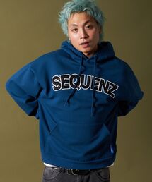 SEQUENZ（シークエンズ）の「【SEQUENZ（シークエンズ）】SO LOGO APPLIQUE STONE P/K / ワッペン ラインストーン パーカー スウェット 裏起毛（パーカー・メンズ）」