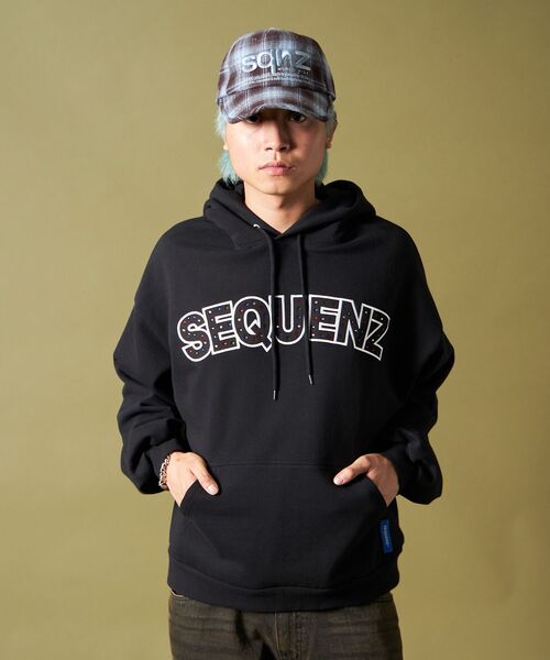 SEQUENZ（シークエンズ）の「【SEQUENZ（シークエンズ）】SO LOGO APPLIQUE STONE P/K / ワッペン ラインストーン パーカー スウェット 裏起毛（パーカー・メンズ・ピンク系その他/ブラック/ブルー・LARGE/MEDIUM/SMALL）」の2枚目の写真