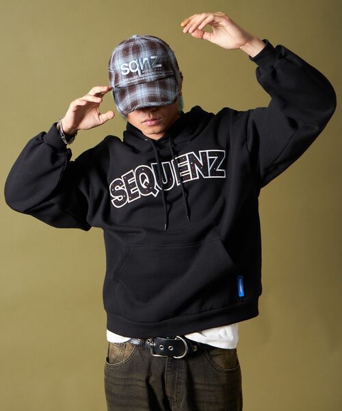 SEQUENZ（シークエンズ）の「【SEQUENZ（シークエンズ）】SO LOGO APPLIQUE STONE P/K / ワッペン ラインストーン パーカー スウェット 裏起毛（パーカー・メンズ・ピンク系その他/ブラック/ブルー・LARGE/MEDIUM/SMALL）」の5枚目の写真