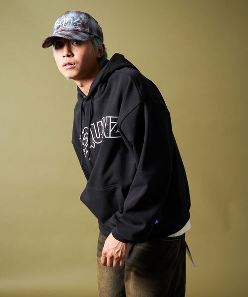 SEQUENZ（シークエンズ）の「【SEQUENZ（シークエンズ）】SO LOGO APPLIQUE STONE P/K / ワッペン ラインストーン パーカー スウェット 裏起毛（パーカー・メンズ・ピンク系その他/ブラック/ブルー・LARGE/MEDIUM/SMALL）」の7枚目の写真