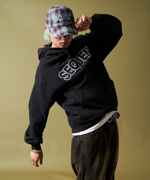 SEQUENZ（シークエンズ）の「【SEQUENZ（シークエンズ）】SO LOGO APPLIQUE STONE P/K / ワッペン ラインストーン パーカー スウェット 裏起毛（パーカー・メンズ・ピンク系その他/ブラック/ブルー・LARGE/MEDIUM/SMALL）」の8枚目の写真