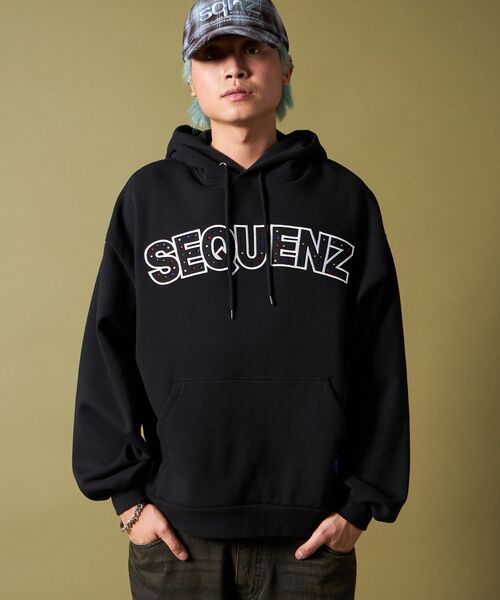 SEQUENZ（シークエンズ）の「【SEQUENZ（シークエンズ）】SO LOGO APPLIQUE STONE P/K / ワッペン ラインストーン パーカー スウェット 裏起毛（パーカー・メンズ・ピンク系その他/ブラック/ブルー・LARGE/MEDIUM/SMALL）」の9枚目の写真