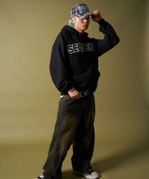 SEQUENZ（シークエンズ）の「【SEQUENZ（シークエンズ）】SO LOGO APPLIQUE STONE P/K / ワッペン ラインストーン パーカー スウェット 裏起毛（パーカー・メンズ・ピンク系その他/ブラック/ブルー・LARGE/MEDIUM/SMALL）」の11枚目の写真