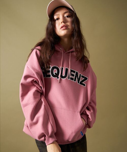 SEQUENZ（シークエンズ）の「【SEQUENZ（シークエンズ）】SO LOGO APPLIQUE STONE P/K / ワッペン ラインストーン パーカー スウェット 裏起毛（パーカー・メンズ・ピンク系その他/ブラック/ブルー・LARGE/MEDIUM/SMALL）」の14枚目の写真