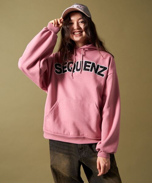 SEQUENZ（シークエンズ）の「【SEQUENZ（シークエンズ）】SO LOGO APPLIQUE STONE P/K / ワッペン ラインストーン パーカー スウェット 裏起毛（パーカー・メンズ・ピンク系その他/ブラック/ブルー・LARGE/MEDIUM/SMALL）」の15枚目の写真