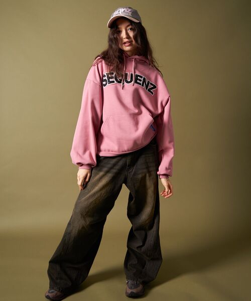SEQUENZ（シークエンズ）の「【SEQUENZ（シークエンズ）】SO LOGO APPLIQUE STONE P/K / ワッペン ラインストーン パーカー スウェット 裏起毛（パーカー・メンズ・ピンク系その他/ブラック/ブルー・LARGE/MEDIUM/SMALL）」の16枚目の写真