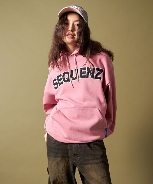 SEQUENZ（シークエンズ）の「【SEQUENZ（シークエンズ）】SO LOGO APPLIQUE STONE P/K / ワッペン ラインストーン パーカー スウェット 裏起毛（パーカー・メンズ・ピンク系その他/ブラック/ブルー・LARGE/MEDIUM/SMALL）」の17枚目の写真