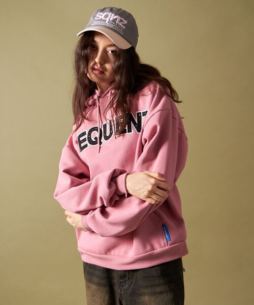 SEQUENZ（シークエンズ）の「【SEQUENZ（シークエンズ）】SO LOGO APPLIQUE STONE P/K / ワッペン ラインストーン パーカー スウェット 裏起毛（パーカー・メンズ・ピンク系その他/ブラック/ブルー・LARGE/MEDIUM/SMALL）」の20枚目の写真