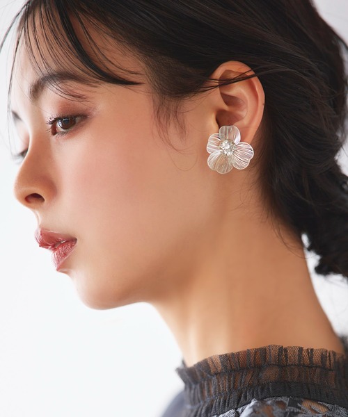 RUIRUE BOUTIQUE(ルイルエブティック)の「透かし メタル フラワー ビジュー イヤリング | レディース 結婚式 パーティードレス セレモニー お呼ばれ 華やか 上品 オケージョン お花 フラワーモチーフ アクセサリー(イヤリング・レディース・シルバー/ゴールド・FREE)」の1枚目の写真