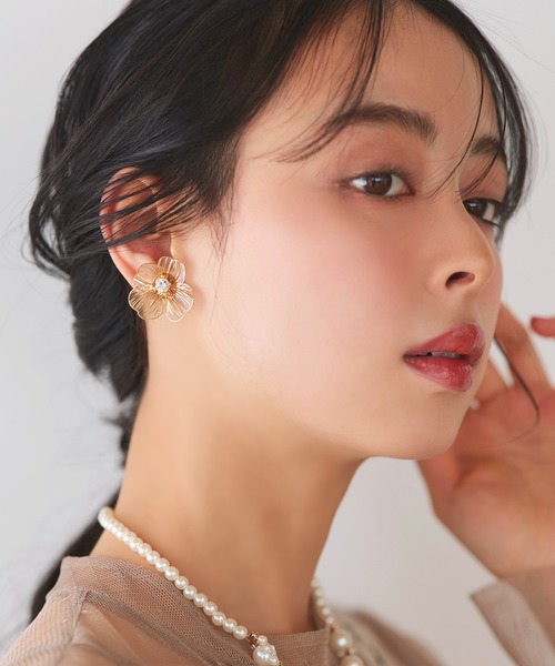 RUIRUE BOUTIQUE(ルイルエブティック)の「透かし メタル フラワー ビジュー イヤリング | レディース 結婚式 パーティードレス セレモニー お呼ばれ 華やか 上品 オケージョン お花 フラワーモチーフ アクセサリー(イヤリング・レディース・シルバー/ゴールド・FREE)」の2枚目の写真