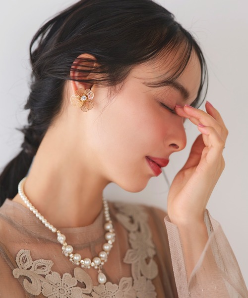RUIRUE BOUTIQUE(ルイルエブティック)の「透かし メタル フラワー ビジュー イヤリング | レディース 結婚式 パーティードレス セレモニー お呼ばれ 華やか 上品 オケージョン お花 フラワーモチーフ アクセサリー(イヤリング・レディース・シルバー/ゴールド・FREE)」の9枚目の写真