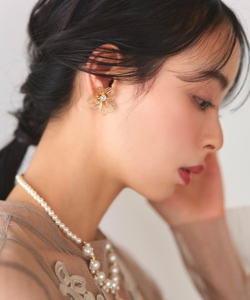 RUIRUE BOUTIQUE(ルイルエブティック)の「透かし メタル フラワー ビジュー イヤリング | レディース 結婚式 パーティードレス セレモニー お呼ばれ 華やか 上品 オケージョン お花 フラワーモチーフ アクセサリー(イヤリング・レディース・シルバー/ゴールド・FREE)」の10枚目の写真