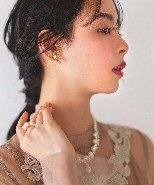 RUIRUE BOUTIQUE(ルイルエブティック)の「透かし メタル フラワー ビジュー イヤリング | レディース 結婚式 パーティードレス セレモニー お呼ばれ 華やか 上品 オケージョン お花 フラワーモチーフ アクセサリー(イヤリング・レディース・シルバー/ゴールド・FREE)」の11枚目の写真