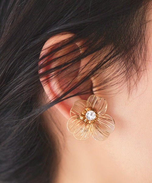 RUIRUE BOUTIQUE(ルイルエブティック)の「透かし メタル フラワー ビジュー イヤリング | レディース 結婚式 パーティードレス セレモニー お呼ばれ 華やか 上品 オケージョン お花 フラワーモチーフ アクセサリー(イヤリング・レディース・シルバー/ゴールド・FREE)」の12枚目の写真