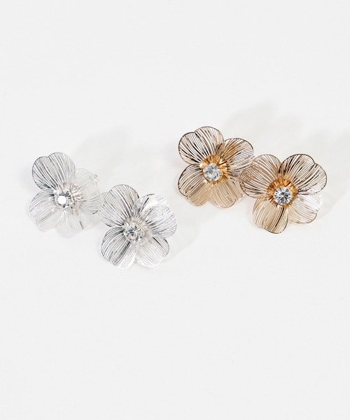 RUIRUE BOUTIQUE(ルイルエブティック)の「透かし メタル フラワー ビジュー イヤリング | レディース 結婚式 パーティードレス セレモニー お呼ばれ 華やか 上品 オケージョン お花 フラワーモチーフ アクセサリー(イヤリング・レディース・シルバー/ゴールド・FREE)」の3枚目の写真