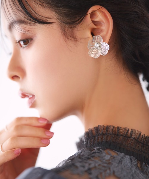 RUIRUE BOUTIQUE(ルイルエブティック)の「透かし メタル フラワー ビジュー イヤリング | レディース 結婚式 パーティードレス セレモニー お呼ばれ 華やか 上品 オケージョン お花 フラワーモチーフ アクセサリー(イヤリング・レディース・シルバー/ゴールド・FREE)」の4枚目の写真