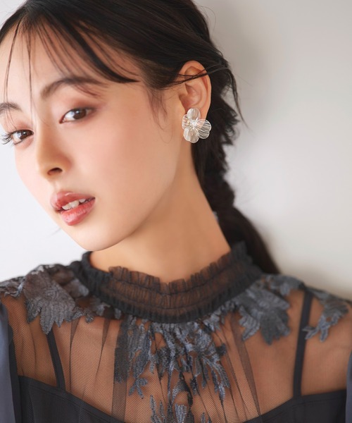 RUIRUE BOUTIQUE(ルイルエブティック)の「透かし メタル フラワー ビジュー イヤリング | レディース 結婚式 パーティードレス セレモニー お呼ばれ 華やか 上品 オケージョン お花 フラワーモチーフ アクセサリー(イヤリング・レディース・シルバー/ゴールド・FREE)」の5枚目の写真