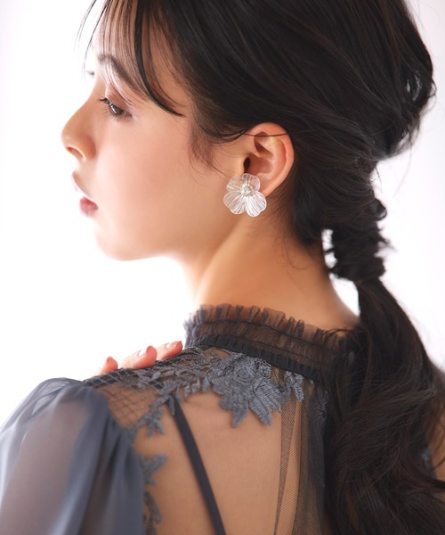 RUIRUE BOUTIQUE(ルイルエブティック)の「透かし メタル フラワー ビジュー イヤリング | レディース 結婚式 パーティードレス セレモニー お呼ばれ 華やか 上品 オケージョン お花 フラワーモチーフ アクセサリー(イヤリング・レディース・シルバー/ゴールド・FREE)」の6枚目の写真