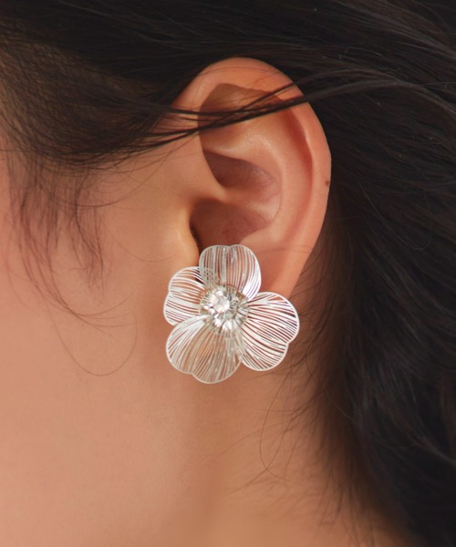 RUIRUE BOUTIQUE(ルイルエブティック)の「透かし メタル フラワー ビジュー イヤリング | レディース 結婚式 パーティードレス セレモニー お呼ばれ 華やか 上品 オケージョン お花 フラワーモチーフ アクセサリー(イヤリング・レディース・シルバー/ゴールド・FREE)」の7枚目の写真