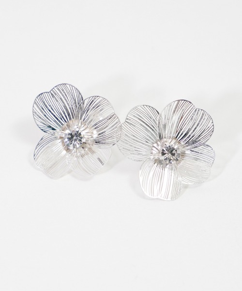 RUIRUE BOUTIQUE(ルイルエブティック)の「透かし メタル フラワー ビジュー イヤリング | レディース 結婚式 パーティードレス セレモニー お呼ばれ 華やか 上品 オケージョン お花 フラワーモチーフ アクセサリー(イヤリング・レディース・シルバー/ゴールド・FREE)」の8枚目の写真