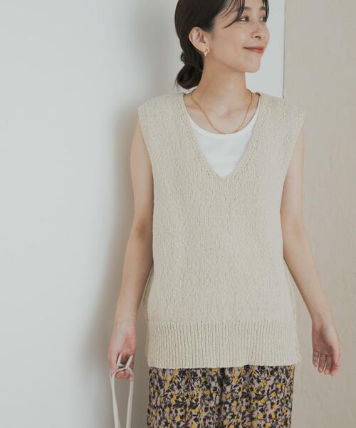 URBAN RESEARCH DOORS(アーバンリサーチドアーズ)の「コットンブークレ深Vベスト(ベスト・レディース・カーキ/ナチュラル・MEDIUM)」の2枚目の写真