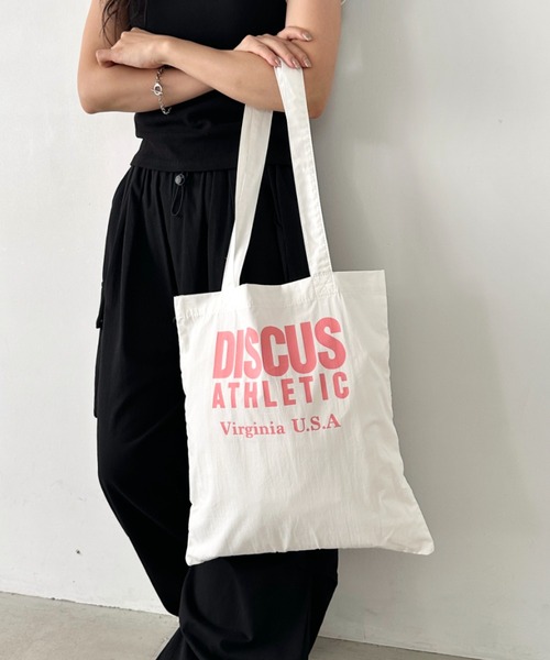 DISCUS(ディスカス)の「DISCUS/ディスカス ロゴプリント ハンドルトート/ブランドロゴ/A4/ライトコットン(トートバッグ・レディース・ライトグリーン/ホワイト/ピンク/ダークベージュ/イエロー/ブルー/ライトピンク/ライトブルー・FREE)」の2枚目の写真