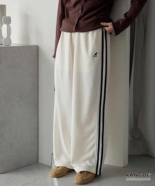 KANGOL（カンゴール）の「KANGOL/カンゴール 別注 ロゴ ワンポイント刺繍 サイドラインワイドトラックパンツ【セットアップ対応】（その他パンツ・メンズ・オフホワイト/チャコールグレー/ブラック/ブラウン・S/M/L）」の2枚目の写真