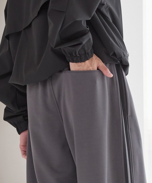 KANGOL（カンゴール）の「KANGOL/カンゴール 別注 ロゴ ワンポイント刺繍 サイドラインワイドトラックパンツ【セットアップ対応】（その他パンツ・メンズ・オフホワイト/チャコールグレー/ブラック/ブラウン・S/M/L）」の6枚目の写真