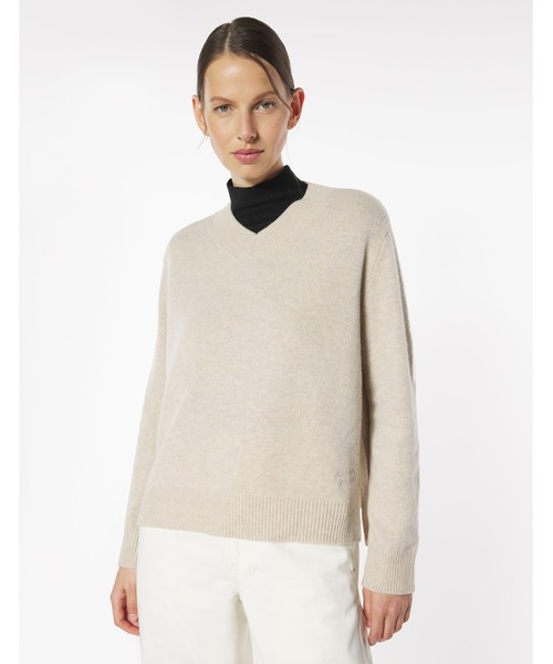 Maison Kitsune(メゾンキツネ)の「MERINO WOOL COMFORT V-NECK JUMPER(ニット/セーター・レディース・ライトベージュ/ブラック・XS/S/M/L)」の4枚目の写真