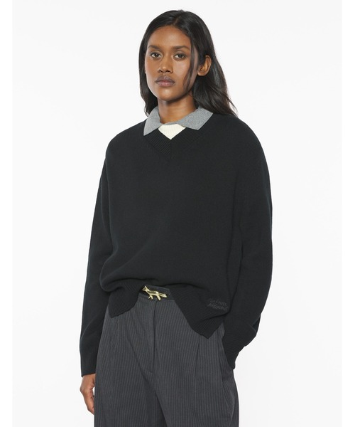 Maison Kitsune(メゾンキツネ)の「MERINO WOOL COMFORT V-NECK JUMPER(ニット/セーター・レディース・ライトベージュ/ブラック・XS/S/M/L)」の12枚目の写真