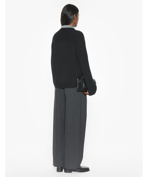 Maison Kitsune(メゾンキツネ)の「MERINO WOOL COMFORT V-NECK JUMPER(ニット/セーター・レディース・ライトベージュ/ブラック・XS/S/M/L)」の11枚目の写真