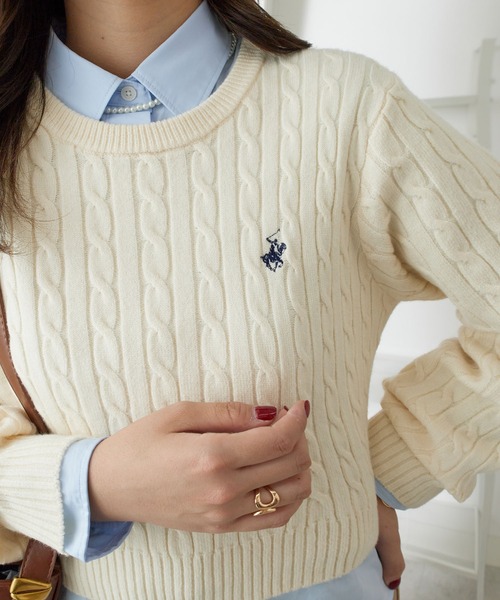 BEVERLY HILLS POLO CLUB(ビバリーヒルズポロクラブ)の「【BEVERLY HILLS POLO CLUB】ケーブル柄ショートニット(ニット/セーター・レディース・アイボリー/ネイビー/レッド・M)」の2枚目の写真
