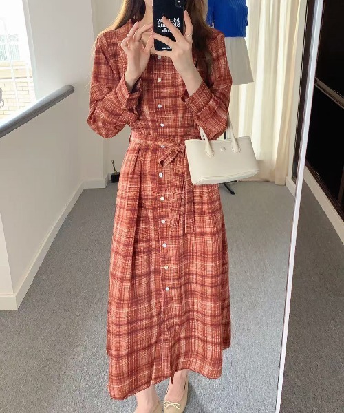 FINEnough(ファインナフ)の「オンブレチェック柄前ボタンシャツ衿ワンピース(ワンピース・レディース・ブラウン/レッド/ブラック・FREE)」の15枚目の写真
