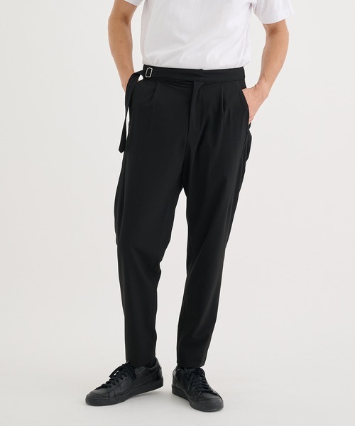 WHITE MOUNTAINEERING(ホワイトマウンテニアリング)の「【White Mountaineering / ホワイトマウンテニアリング】1 TUCK TAPERED PANTS(スラックス・メンズ・ブラック・0/1/2)」の1枚目の写真