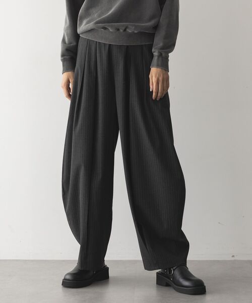 GARAGE OF GOOD CLOTHING（ガレージオブグッドクロージング）の「ストライプウールライク裾タックバレルパンツ（その他パンツ・レディース・グレー系その他2・38/36）」の2枚目の写真