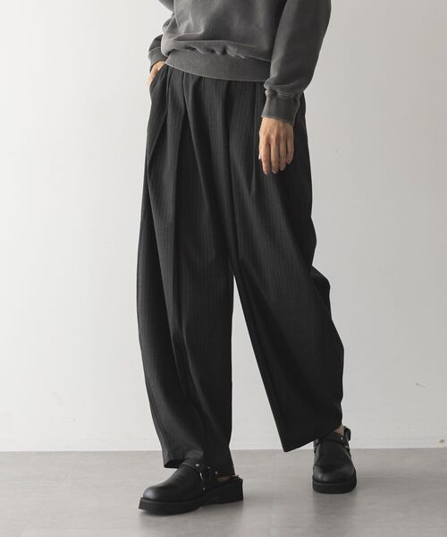 GARAGE OF GOOD CLOTHING（ガレージオブグッドクロージング）の「ストライプウールライク裾タックバレルパンツ（その他パンツ・レディース・グレー系その他2・38/36）」の3枚目の写真
