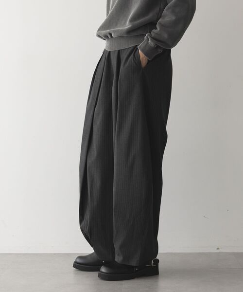 GARAGE OF GOOD CLOTHING（ガレージオブグッドクロージング）の「ストライプウールライク裾タックバレルパンツ（その他パンツ・レディース・グレー系その他2・38/36）」の4枚目の写真