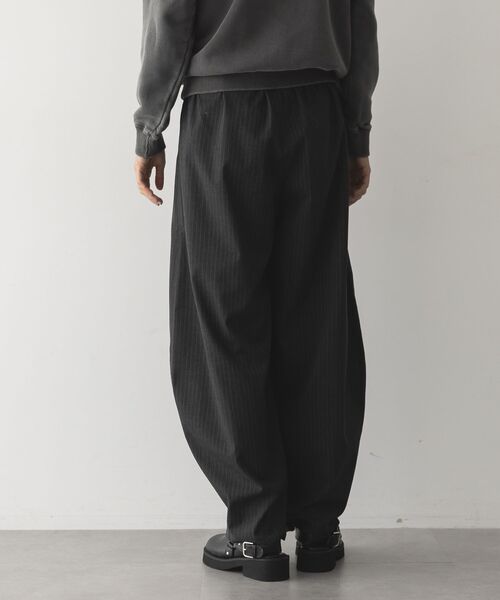 GARAGE OF GOOD CLOTHING（ガレージオブグッドクロージング）の「ストライプウールライク裾タックバレルパンツ（その他パンツ・レディース・グレー系その他2・38/36）」の6枚目の写真