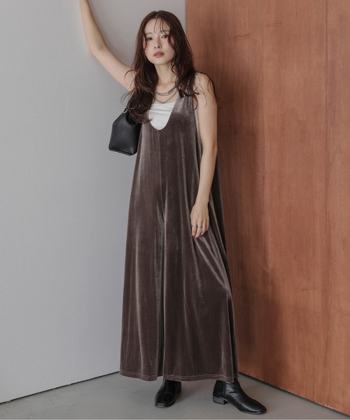 AMELY（エミリー）の「ベロアオールインワン（つなぎ/オールインワン・レディース・ブルー/ブラック/ネイビー/ブラウン・S/M/L）」の2枚目の写真