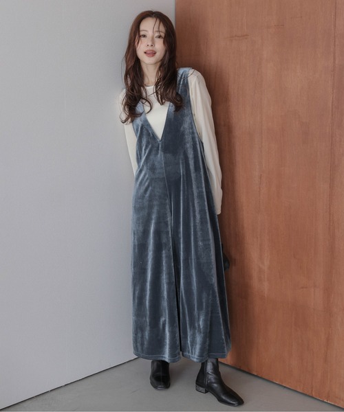 AMELY（エミリー）の「ベロアオールインワン（つなぎ/オールインワン・レディース・ブルー/ブラック/ネイビー/ブラウン・S/M/L）」の4枚目の写真